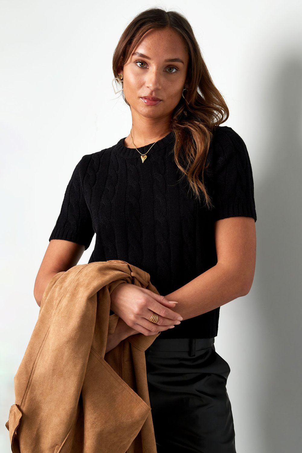 Klassischer Strickpullover mit Zopfmuster und kurzen Ärmeln Small/Medium – gebrochenes Weiß h5Bild7